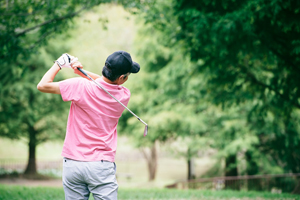 ゴルフ初心者が大切にすべきゴルフクラブの選び方を、ドライバー、ウッド、アイアン、パターなどの種類別で紹介します。